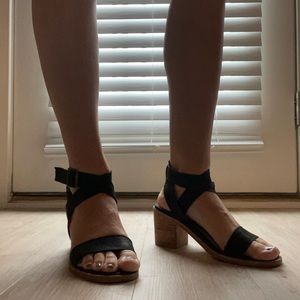 Steve Madden strappy heeled sandal 7.5 black